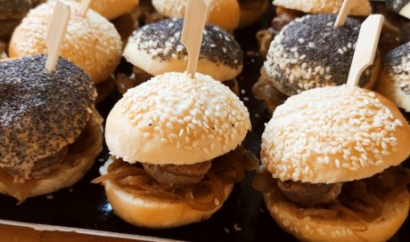 Mini burger confit d'oignons-saucisse