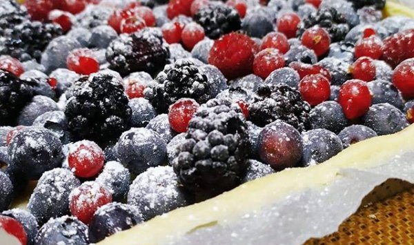 Mûres, Framboises, Myrtilles et Groseilles sur un sablé amandes