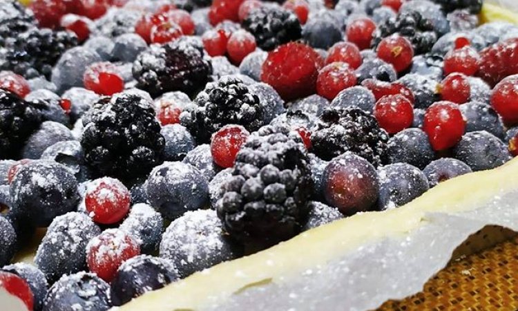 Mûres, Framboises, Myrtilles et Groseilles sur un sablé amandes